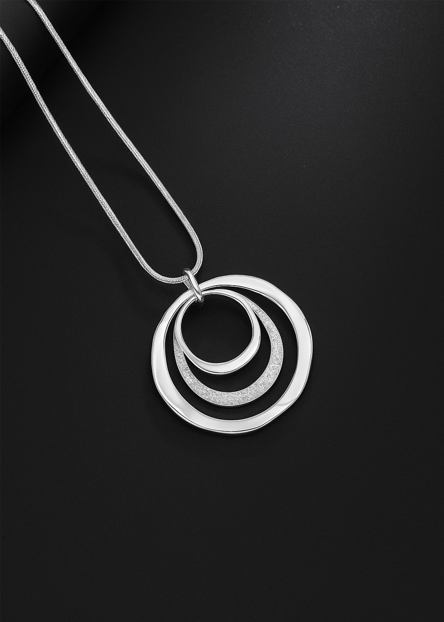 Eira – Trinity Circle Necklace
