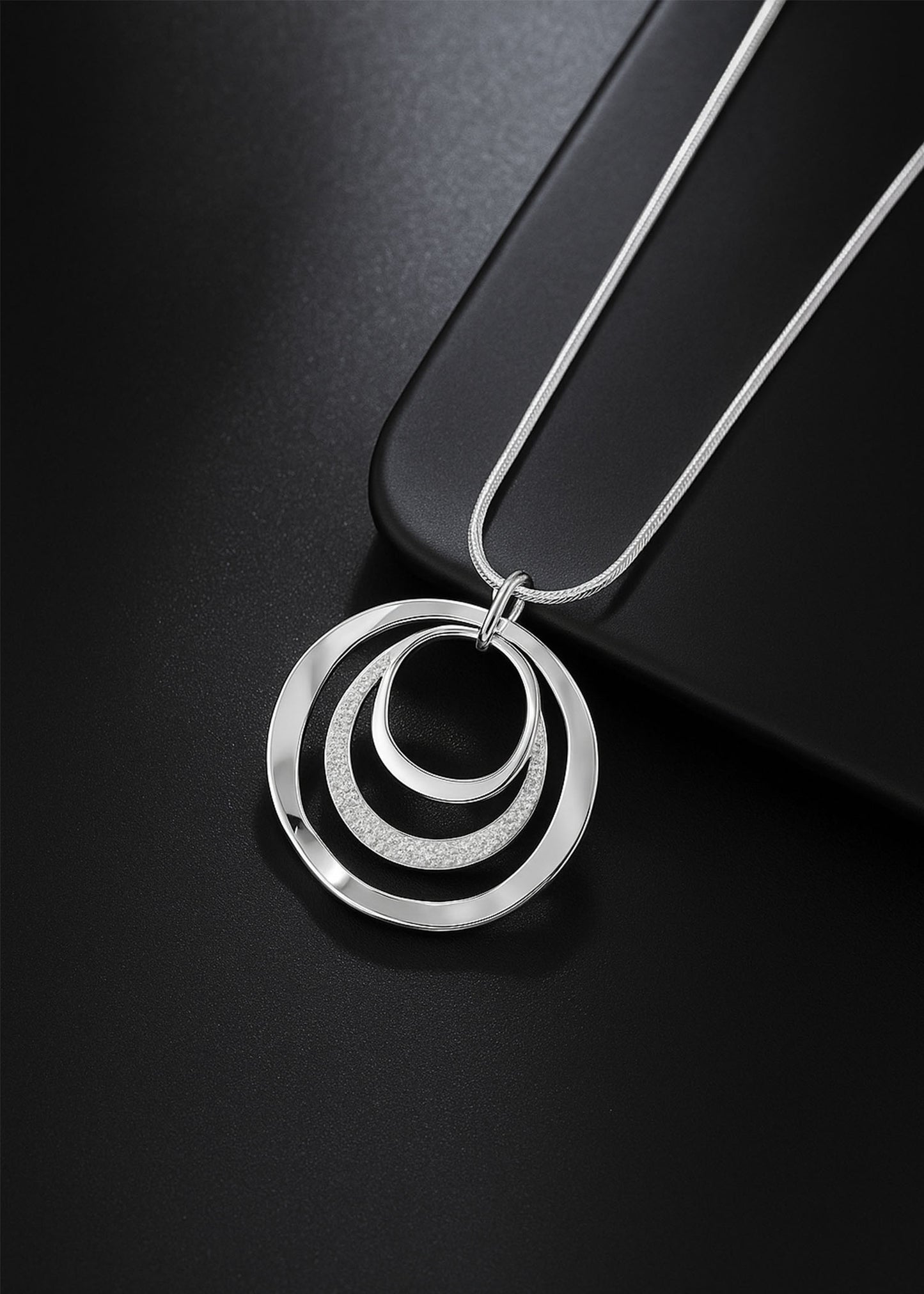 Eira – Trinity Circle Necklace